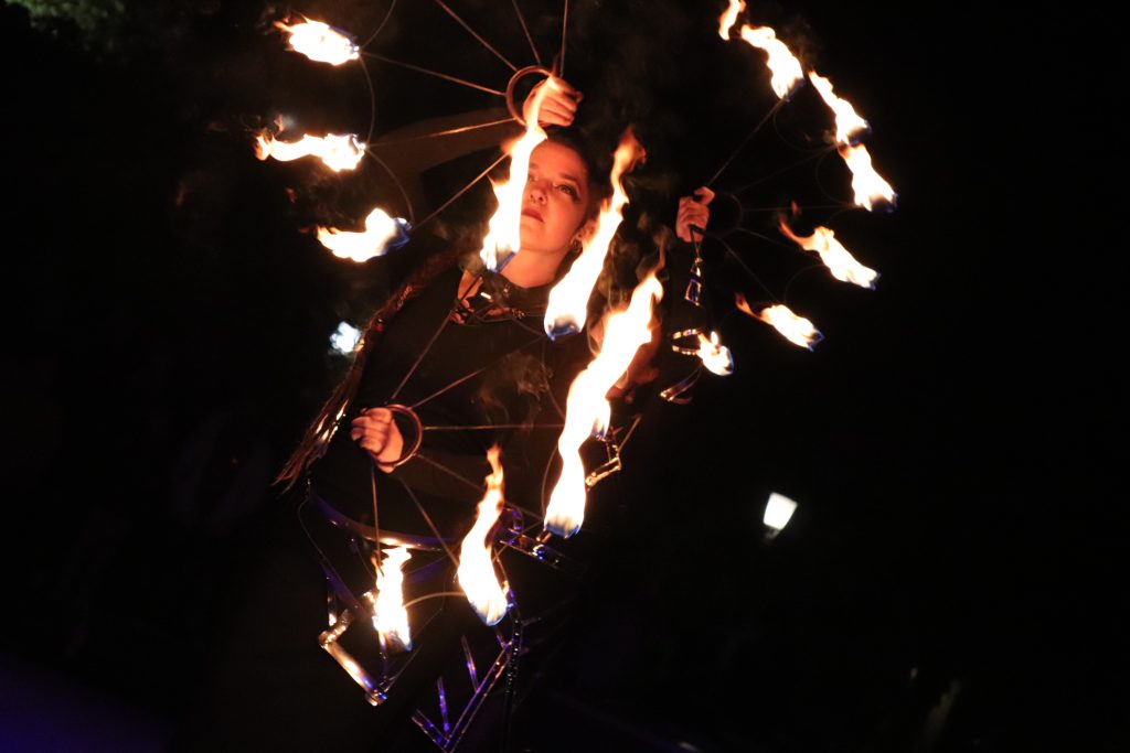 Látványos tűztánc produkció céges rendezvényen