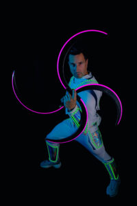 LED zsonglőr műsor LED jelmezben