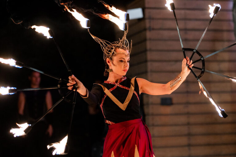 Tűzzsonglőr bemutató az Orsoya Darchi divatbemutatón